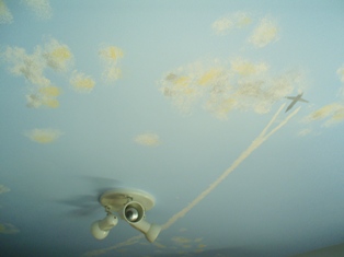 Un ciel d’azur avec son avion et la trainée de vapeur pour ce plafond de chambre.