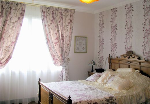 Chambre parentale. A noter pour cette chambre, les rideaux et le dessus de lit identiques à la tapisserie.